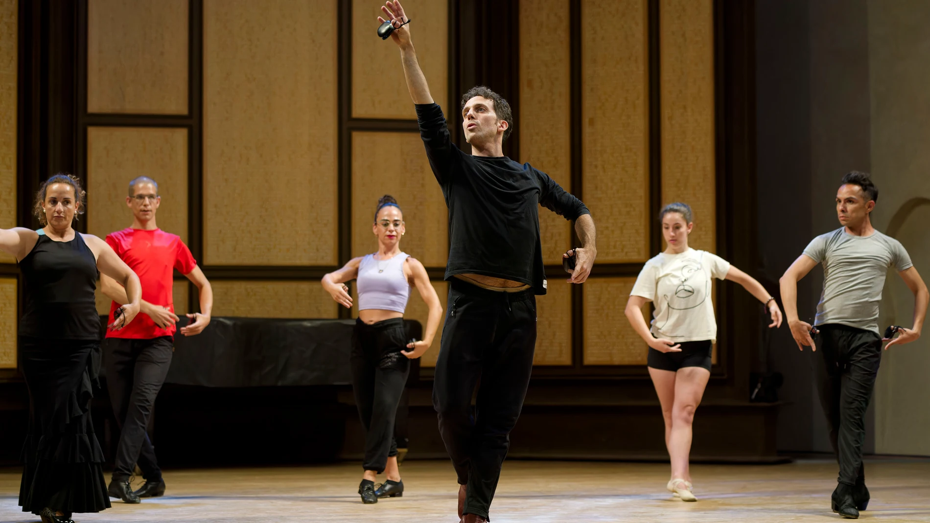 ÁVILA (CASTILLA Y LEÓN), 13/07/2024.- El primer bailarín del Ballet Nacional de España, Eduardo Martínez (c), imparte una master class este sábado, en el marco del I Certamen de Danza Española, organizado por el Ayuntamiento de Ávila, en colaboración con Daeca, entidad de enseñanzas privadas de danza española. EFE/ Raúl Sanchidrián