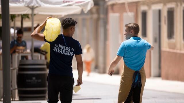 Trabajadores en la vía pública.