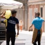Trabajadores en la vía pública.