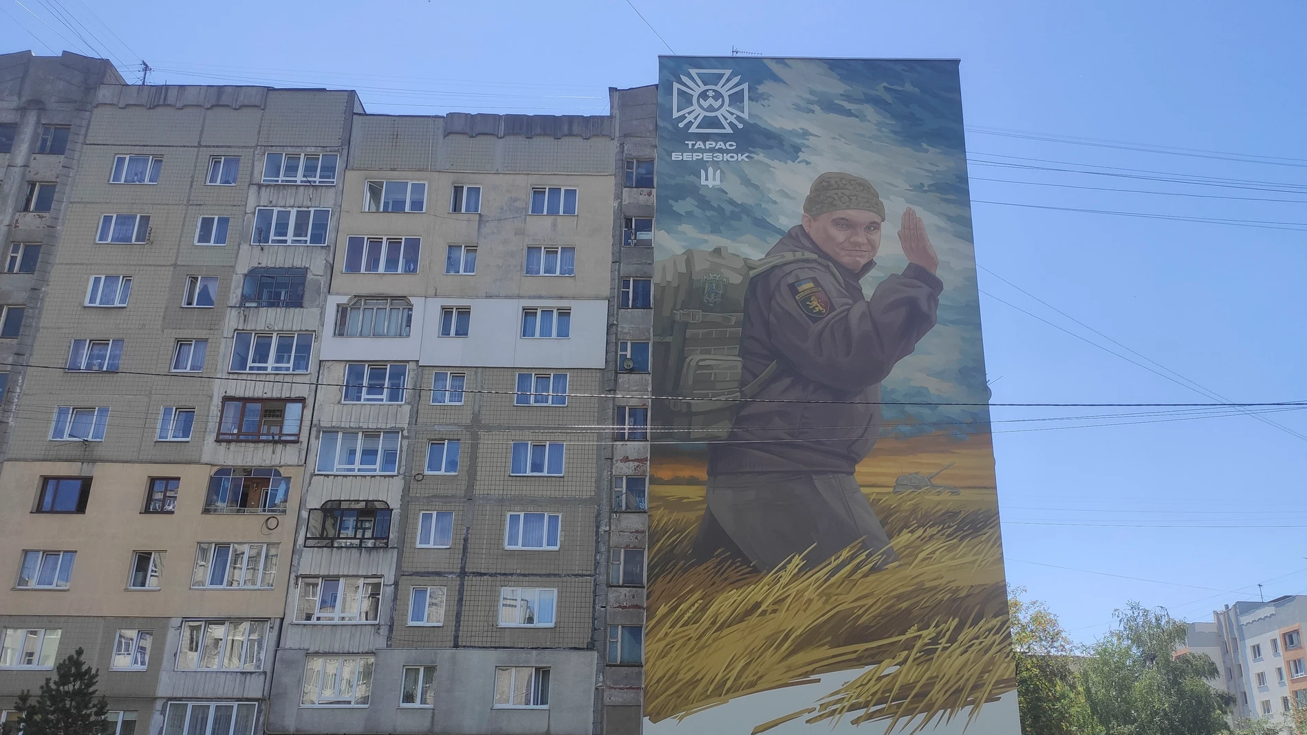 LEÓPOLIS, 13/07/2024.- Mural dedicado a Taras Bereziuk, soldado voluntario y profesor de historia. Murales con retratos de los defensores ucranianos caídos aparecen en las calles de Leópolis (oeste), mientras sus familias y amigos intentan mantener viva su memoria y recordar a los habitantes de la ciudad el alto precio pagado por repeler los continuos ataques de Rusia. EFE / Rostyslav Averchuc.