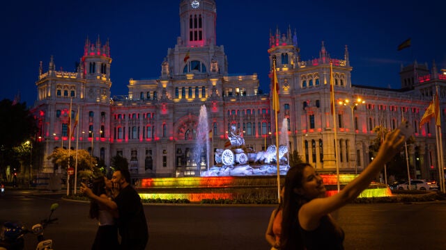La fuente de Cibeles se iluminará en la noche de hoy con motivo de la celebración mañana de la final de la Eur