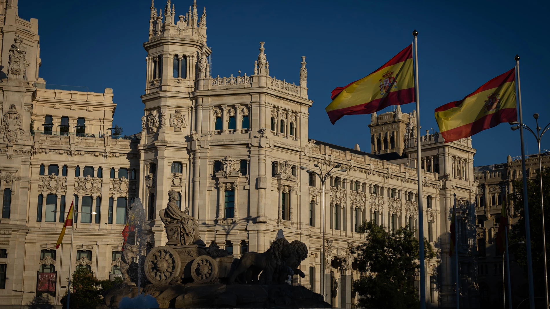 La fuente de Cibeles se iluminará en la noche de hoy con motivo de la celebración mañana de la final de la Eurocopa que enfrentará a las selecciones de fútbol de España e Inglaterra. © Alberto R. Roldán / La Razón. 13.07.2024