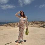 El vestido de crochet con el que Dulceida presume de look premamá en Formentera.