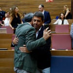 Vicente Barrera y Carlos Mazón se abrazan el jueves en Les Corts
