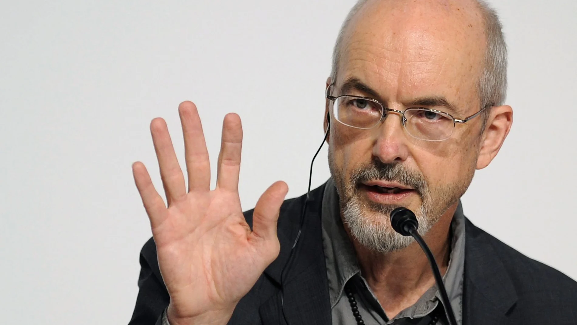 FRA15. BOGOTÁ (COLOMBIA), 13/07/2024.- Fotografía de archivo del videoartista estadounidense Bill Viola en una rueda de prensa, el 18 de octubre de 2011, en Tokio (Japón). Viola falleció a los 73 años en su residencia de Long Beach (California), confirmó este sábado su estudio. El neoyorquino falleció "pacíficamente" el viernes en su domicilio por complicaciones derivadas de la enfermedad de Alzheimer que padecía, según informó en redes sociales Bill Viola Studio, que es dirigido por su espos...
