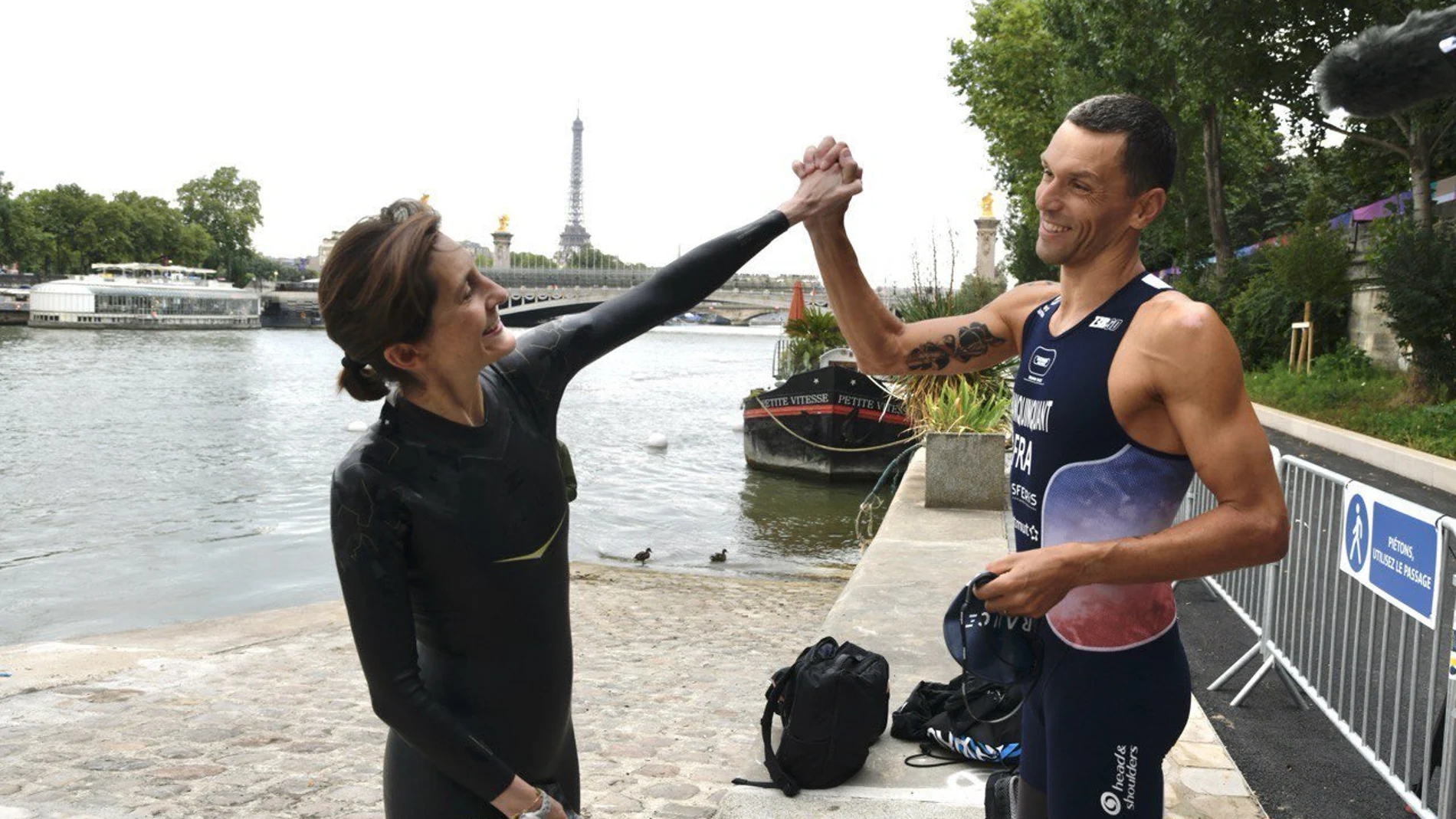 La ministra de Deportes francesa, Amélie Oudéa-Castéra, se baña en el Sena en compañía del abanderado del equipo paralímpico francés, Alexis Hanquinquant