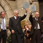 Los líderes del PSC, Pasqual Maragall (c); ERC, Josep Lluís Carod-Rovira (dcha), e ICV-EUiA, Joan Saura (izda), salen del Salón del Tinell de la capital catalana, donde firmaron el pacto de gobierno.