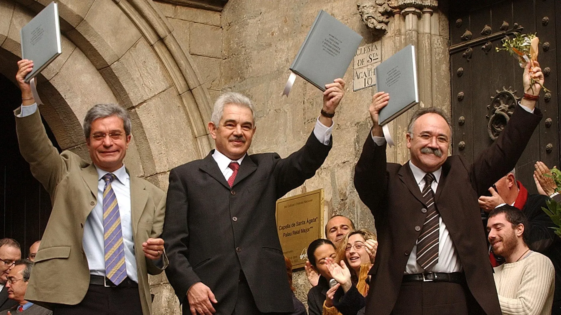 Los líderes del PSC, Pasqual Maragall (c); ERC, Josep Lluís Carod-Rovira (dcha), e ICV-EUiA, Joan Saura (izda), salen del Salón del Tinell de la capital catalana, donde firmaron el pacto de gobierno.