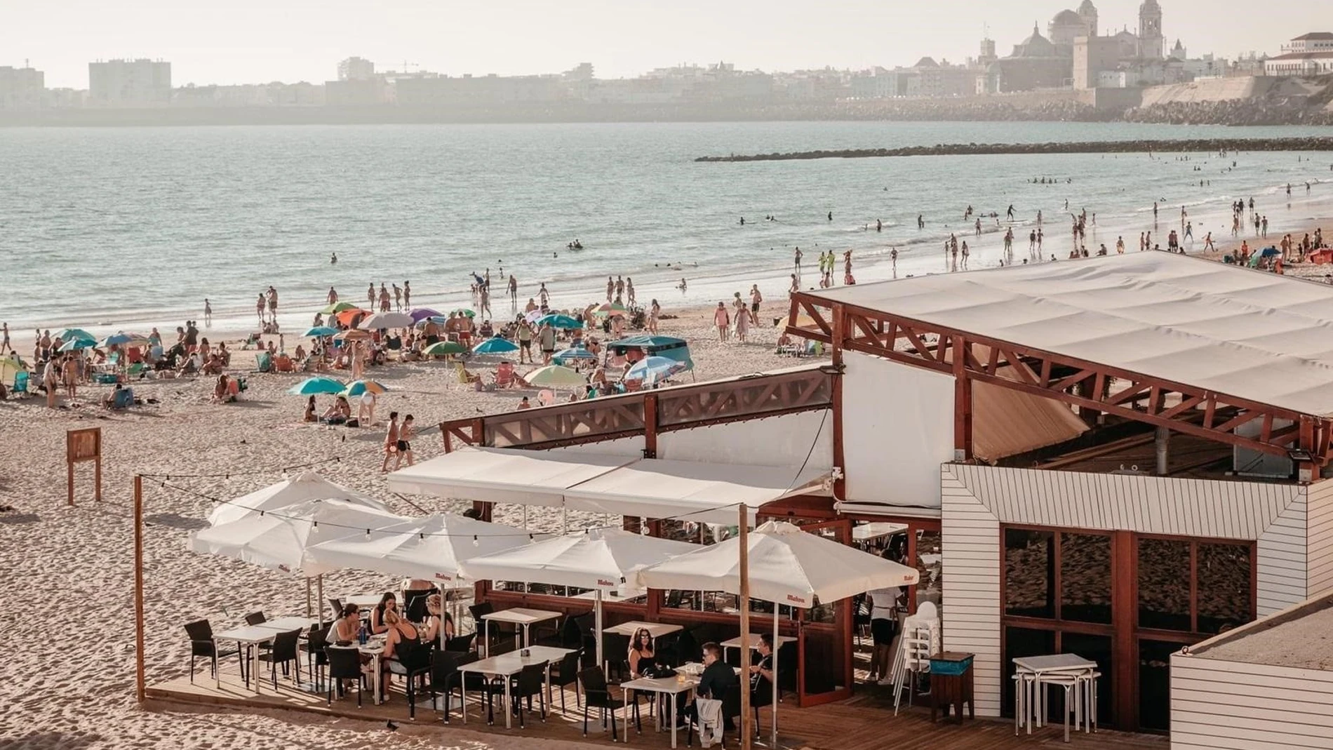 Un chiringuito en la playa de la Victoria de Cádiz
