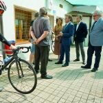 El consejero de la Presidencia, Luis Miguel González Gago, visita uno de estos establecimientos