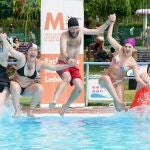 Campaña ‘Mójate por la Esclerosis Múltiple’ en las piscinas de Valencia de don Juan (León)