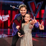 Alira Moya junto a David Bisbal y el premio