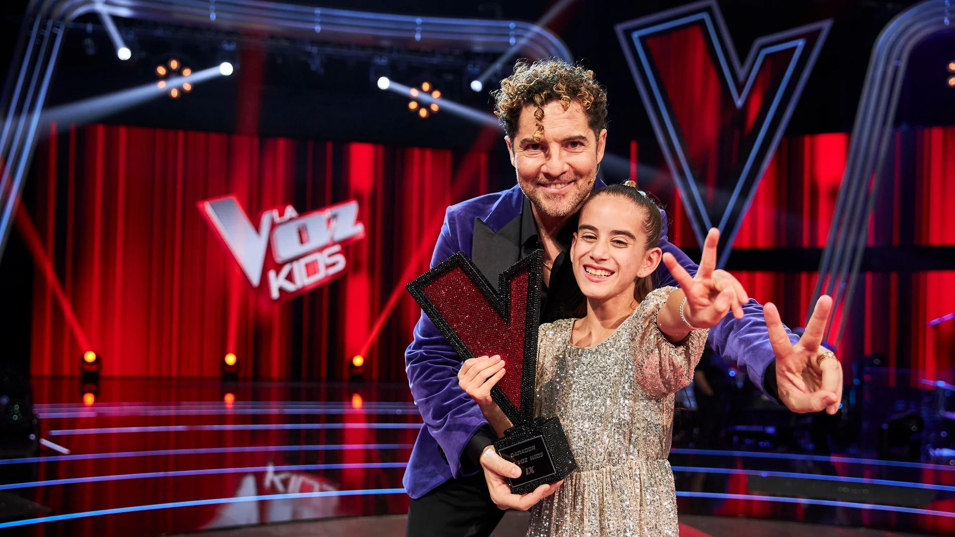 Alira Moya junto a David Bisbal y el premio