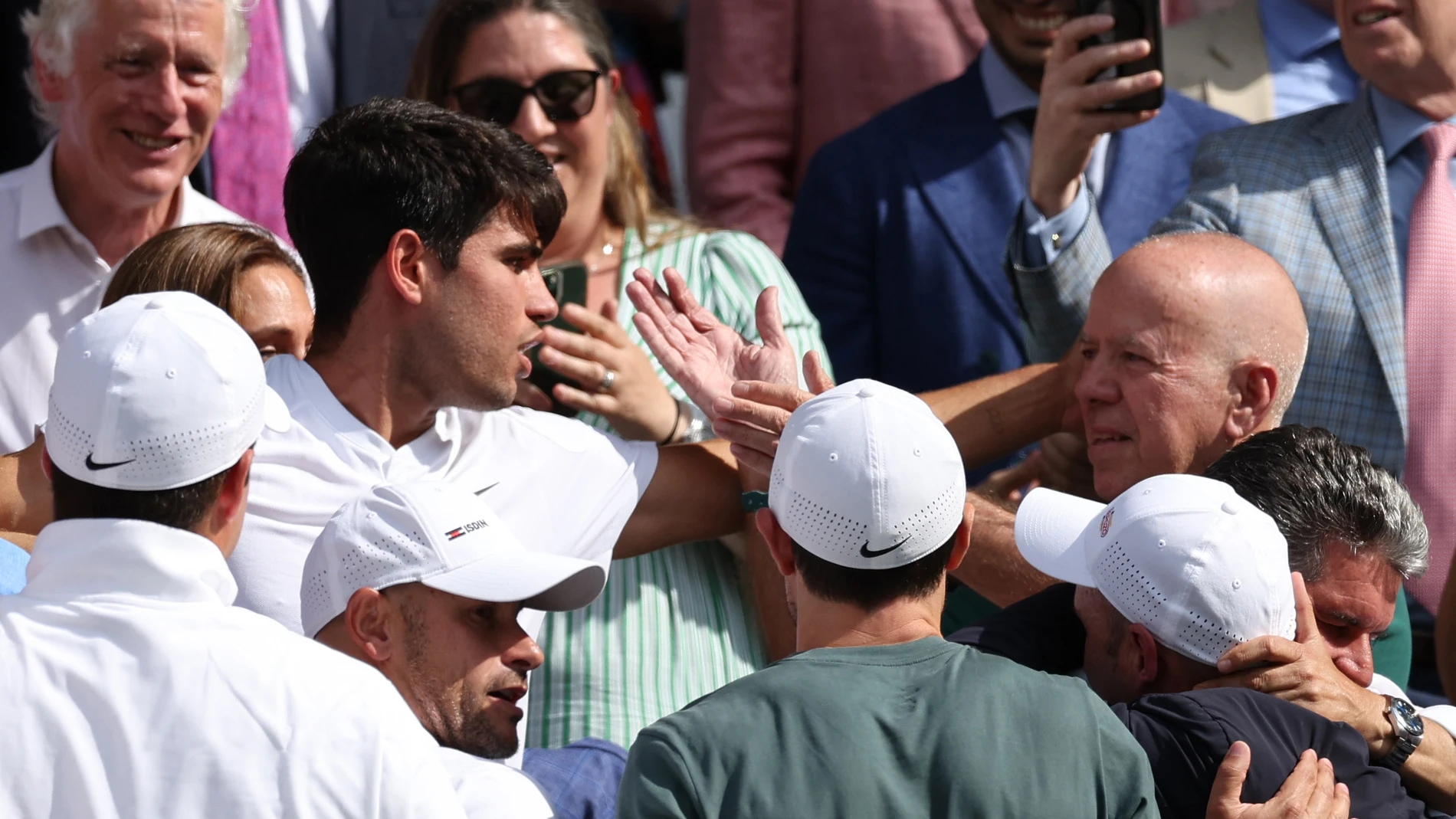 Wimbledon (United Kingdom), 14/07/2024.- Carlos Alcaraz (L) of Spain celebrates with his box after winning the Men's final against Novak Djokovic of Serbia at the Wimbledon Championships, Wimbledon, Britain, 14 July 2024. (Tenis, España, Reino Unido) EFE/EPA/ADAM VAUGHAN EDITORIAL USE ONLY