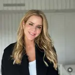 Amelia Bono y el chaleco de pelo más otoñal.