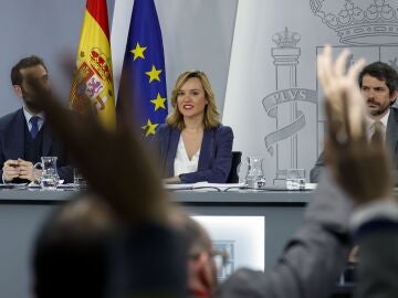 Los ministros de Econom&iacute;a, Carlos Cuerpo (i) y Cultura, Ernest Urtasun (2d) junto a la ministra de Educaci&oacute;n, Formaci&oacute;n Profesional y Deportes y portavoz del Gobierno, Pilar Alegr&iacute;a, durante una rueda de prensa posterior a la reuni&oacute;n del Consejo de Ministros, en el Palacio de La Moncloa.