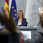 Los ministros de Economía, Carlos Cuerpo (i) y Cultura, Ernest Urtasun (2d) junto a la ministra de Educación, Formación Profesional y Deportes y portavoz del Gobierno, Pilar Alegría, durante una rueda de prensa posterior a la reunión del Consejo de Ministros, en el Palacio de La Moncloa.