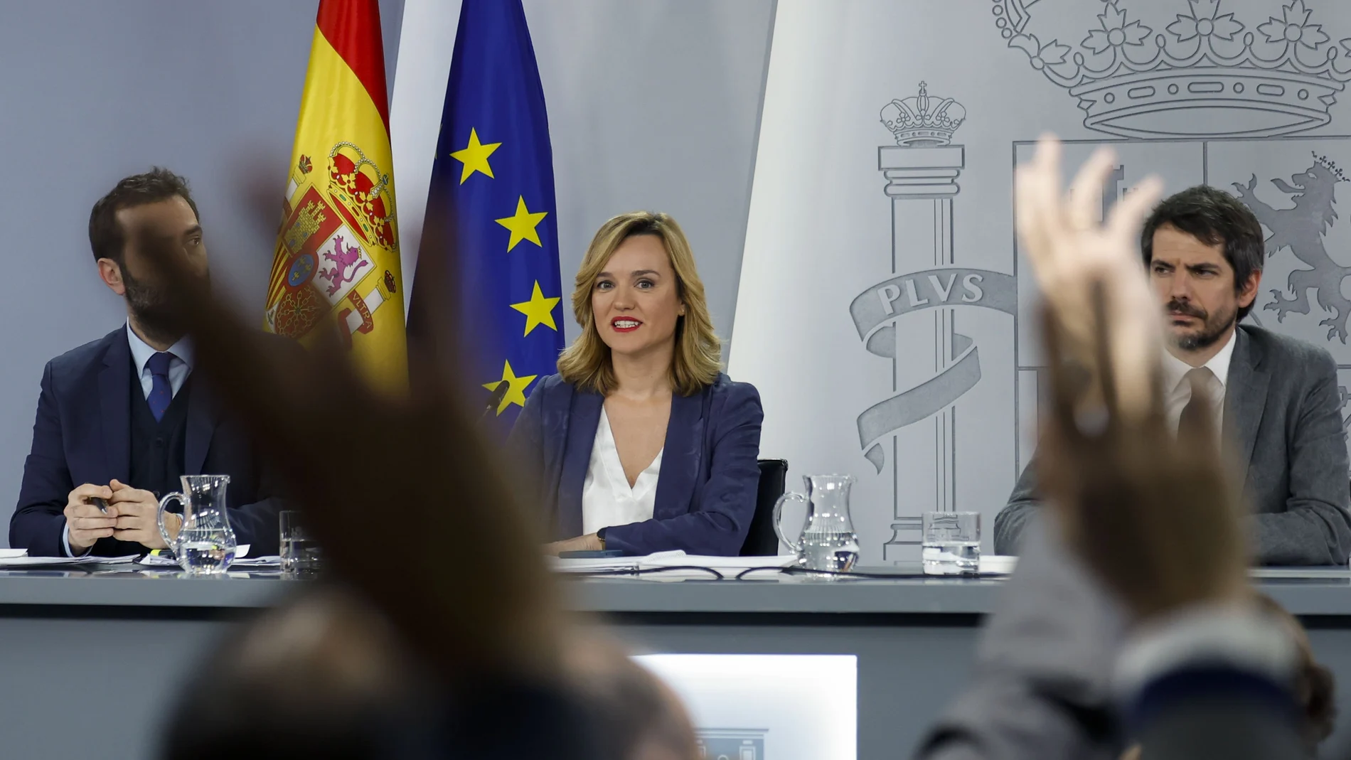 Los ministros de Economía, Carlos Cuerpo (i) y Cultura, Ernest Urtasun (2d) junto a la ministra de Educación, Formación Profesional y Deportes y portavoz del Gobierno, Pilar Alegría, durante una rueda de prensa posterior a la reunión del Consejo de Ministros, en el Palacio de La Moncloa.