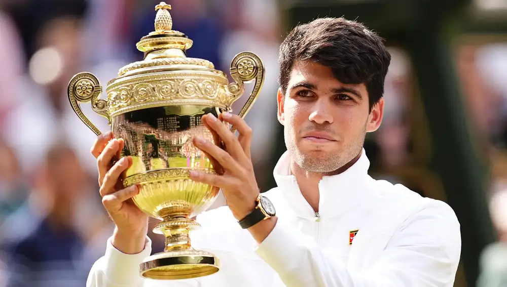 AMP.- Tenis/Wimbledon.- El español Carlos Alcaraz fulmina a Djokovic y sigue haciendo historia con su segundo Wimbledon