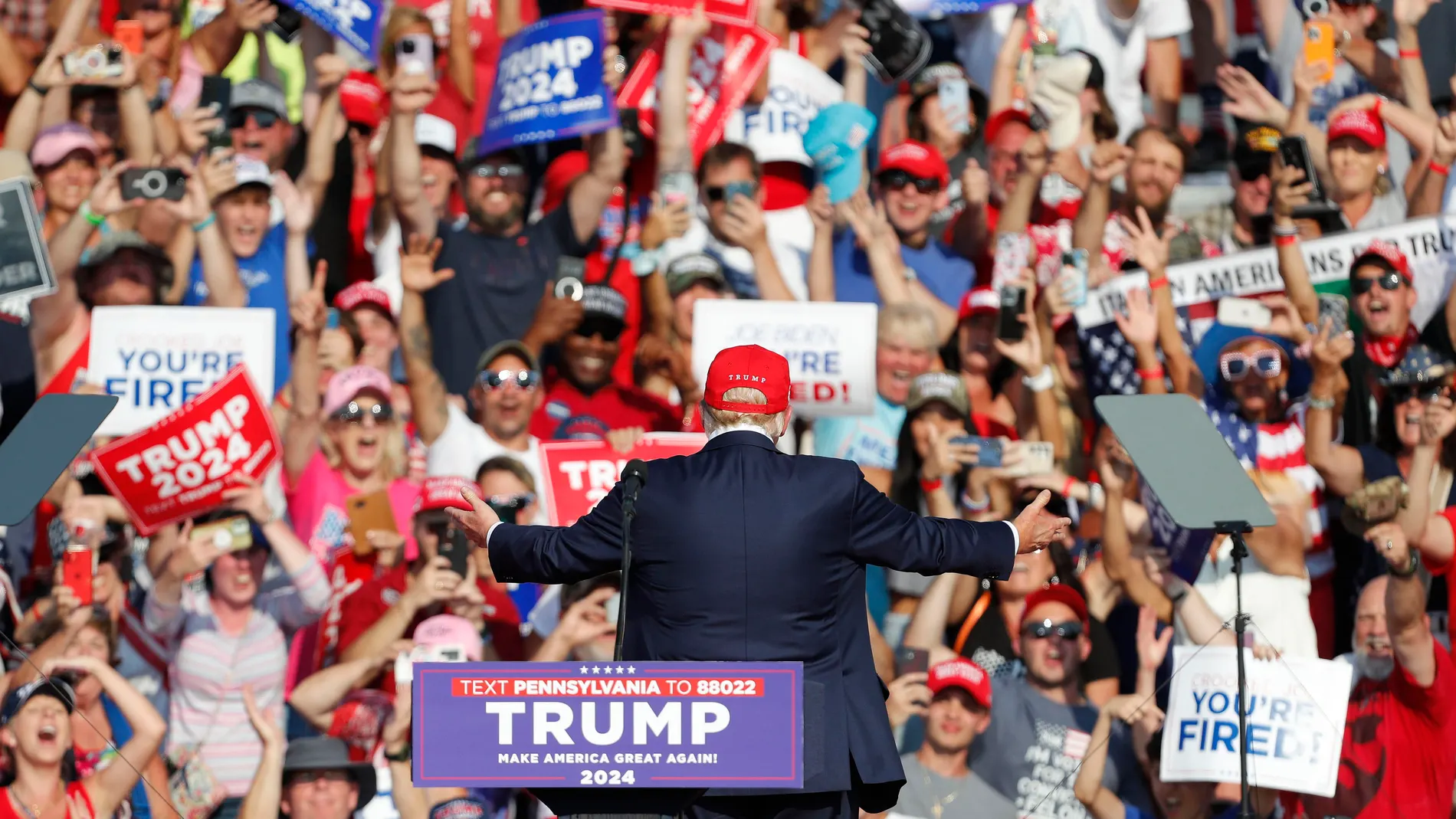 Butler (United States), 13/07/2024.- Former US President Donald Trump arrives at a campaign rally at the Butler Farm Show Inc. in Butler, Pennsylvania, USA, 13 July 2024. During the campaign rally Trump was rushed off stage by secret service after a shooting. Former US President Donald Trump stated on social media that a bullet pierced the upper part of his right ear and that a person attending the rally was killed, another was injured and that the alleged shooter was dead. EFE/EPA/DAVID MAXW...