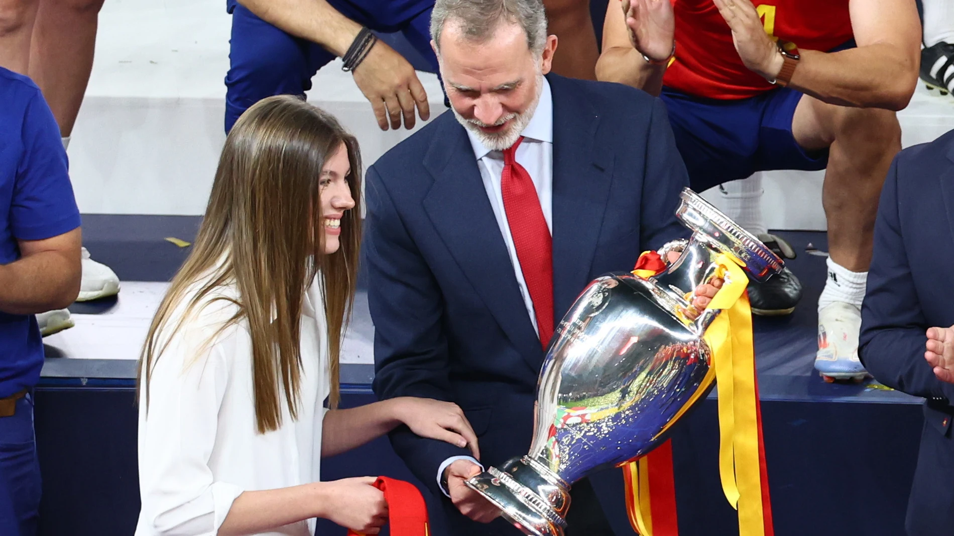 Berlin (Germany), 14/07/2024.- Felipe VI King of Spain holds the trophy next to his daughter Infanta Sofia of Spain (L) as they celebrate with the players after Spain won the UEFA EURO 2024 final soccer match between Spain and England, in Berlin, Germany, 14 July 2024. (Alemania, España) EFE/EPA/HANNIBAL HANSCHKE