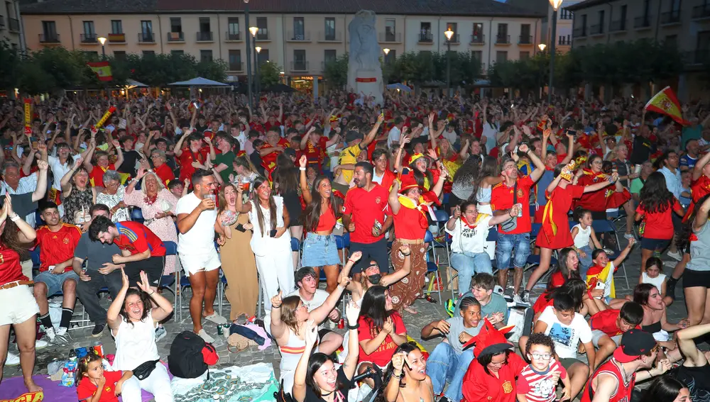 Los palentinos celebran el triunfo de la Selección Española