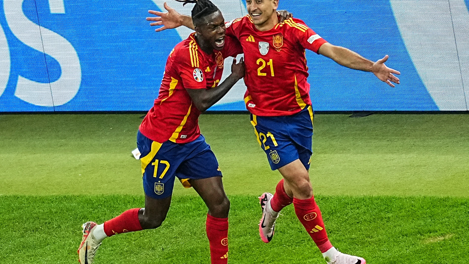 14 July 2024, Berlin: Spain's Mikel Oyarzabal celebrates scoring his side's second goal with teammate Nico Williams during the UEFA Euro 2024 final soccer match between Spain and England at the Olympic Stadium. Photo: Michael Kappeler/dpa 14/07/2024 ONLY FOR USE IN SPAIN