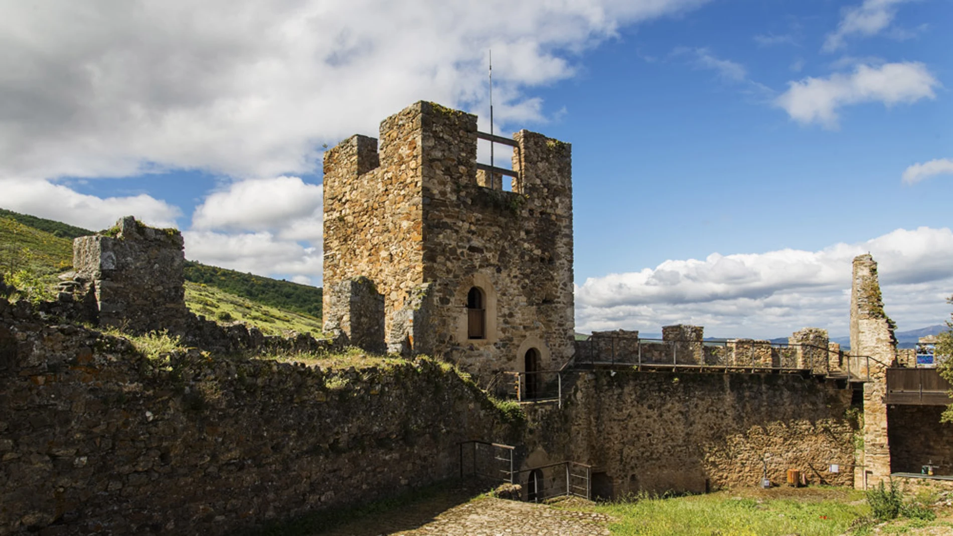 Castillo de Cornatel en la comarca de El Bierzo