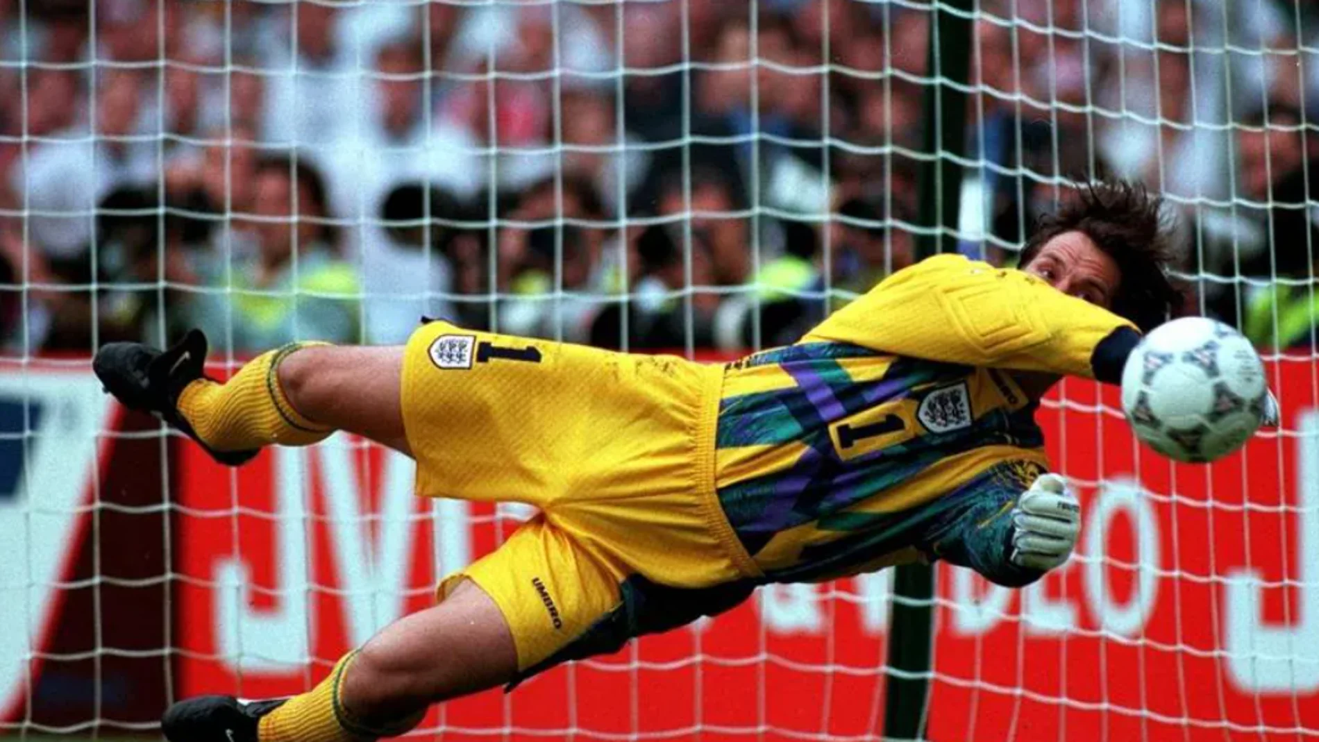 Seaman detiene el penalti lanzado por Nadal