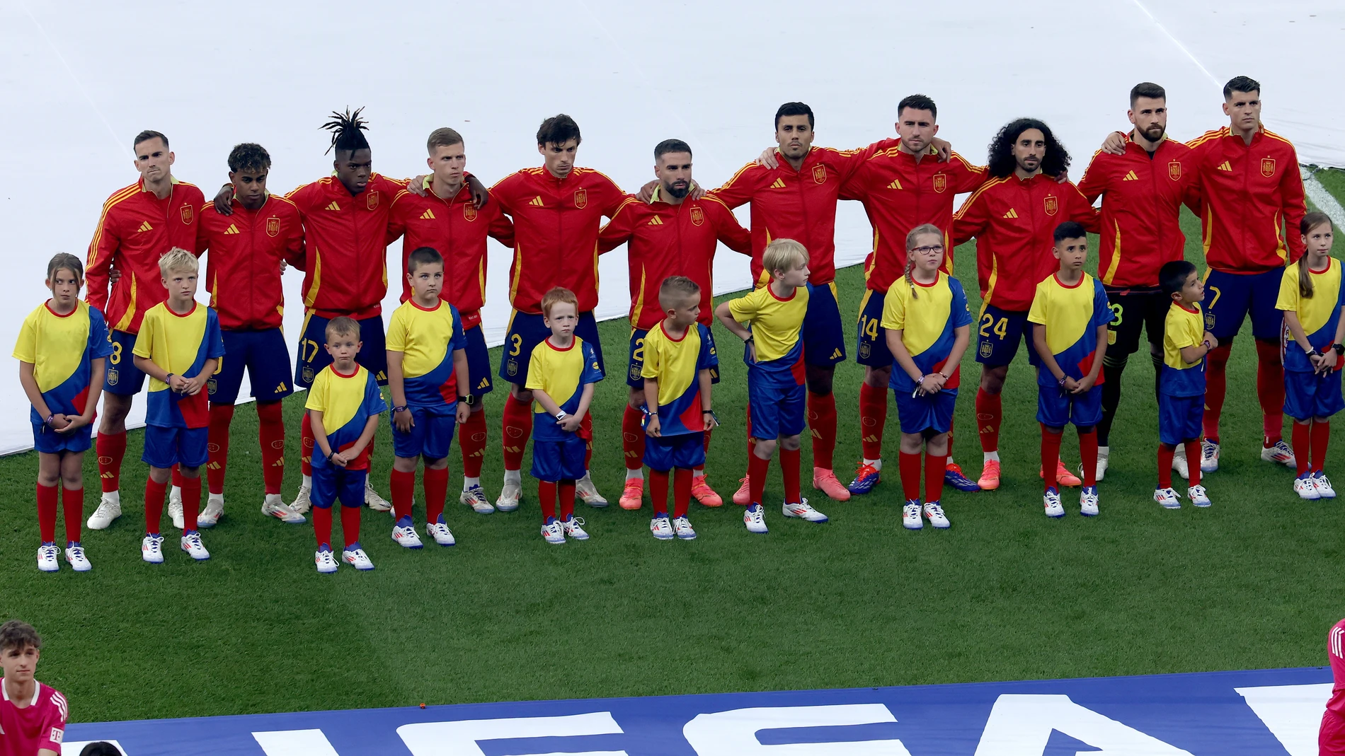 Berlin (Germany), 14/07/2024.- The starting eleven of Spain during the national anthem before the UEFA EURO 2024 final soccer match between Spain and England, in Berlin, Germany, 14 July 2024. (Alemania, España) EFE/EPA/GEORGI LICOVSKI