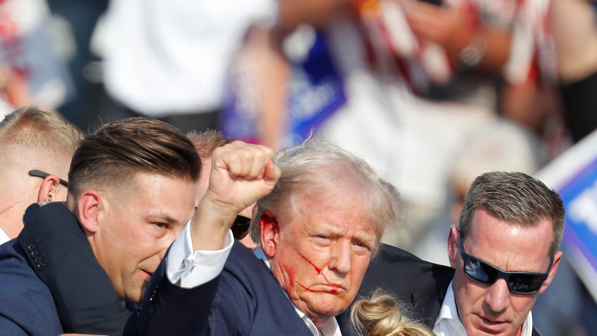 Butler (United States), 13/07/2024.- Former US President Donald Trump is rushed off stage by secret service after an incident during a campaign rally at the Butler Farm Show Inc. in Butler, Pennsylvania, USA, 13 July 2024. EFE/EPA/DAVID MAXWELL