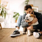 Un Bulldog Inglés junto con su dueño