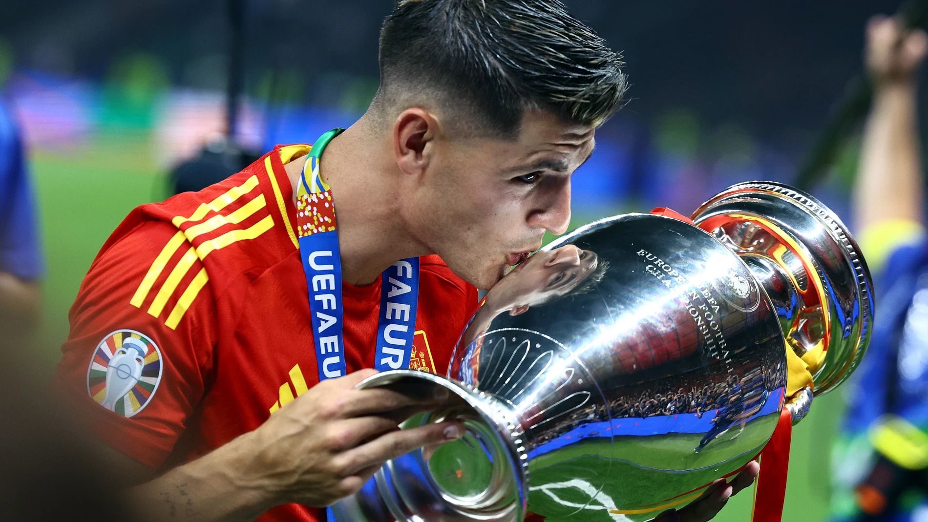 Berlin (Germany), 14/07/2024.- Alvaro Morata of Spain celebrates wth the trophy after winning the UEFA EURO 2024 final soccer match between Spain and England, in Berlin, Germany, 14 July 2024. (Alemania, España) EFE/EPA/FILIP SINGER