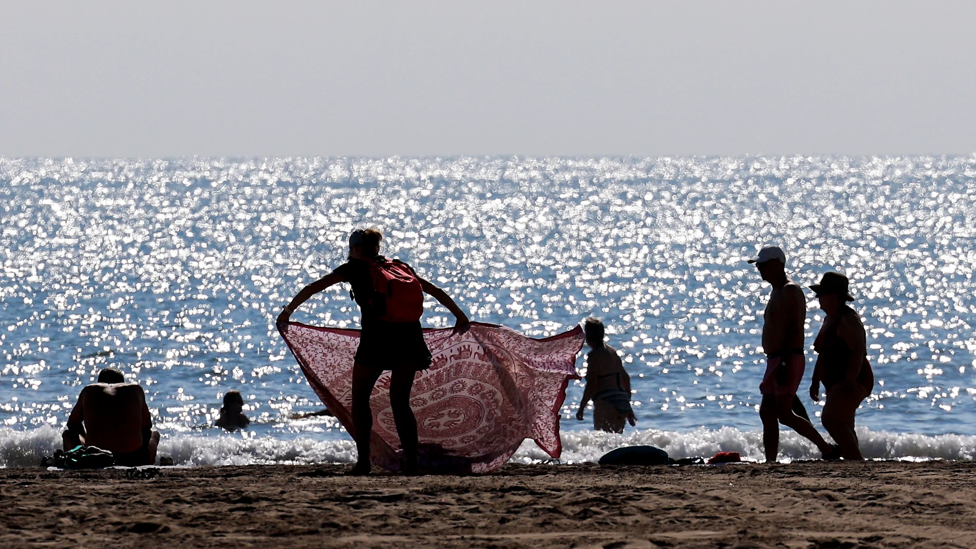 La playa de la Malvarrosa de Valencia lucía ayer con bandera roja