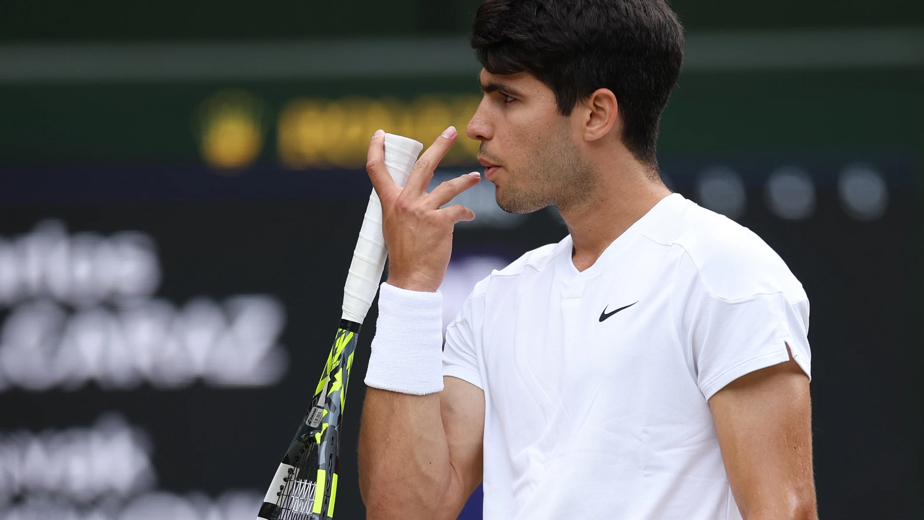 Wimbledon (United Kingdom), 14/07/2024.- Carlos Alcaraz of Spain prepares to serve during the men's singles final against Novak Djokovic of Serbia at the Wimbledon Championships, Wimbledon, Britain, 14 July 2024. (Tenis, España, Reino Unido) EFE/EPA/ADAM VAUGHAN EDITORIAL USE ONLY