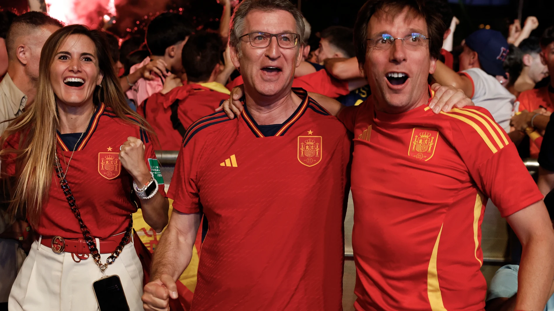 MADRID, 14/07/2024.- El alcalde de Madrid, José Luis Martínez-Almeida, junto al líder del PP Alberto Núñez Feijóo, celebran el gol de Mikel Oyarzabal que ha supuesto la victoria del combinado español en la Eurocopa, este domingo en la madrileña plaza de Colón donde se han instalado pantallas gigantes para el seguimiento de la final de la Eurocopa disputado entre las selecciones de España e Inglaterra. EFE/Chema Moya