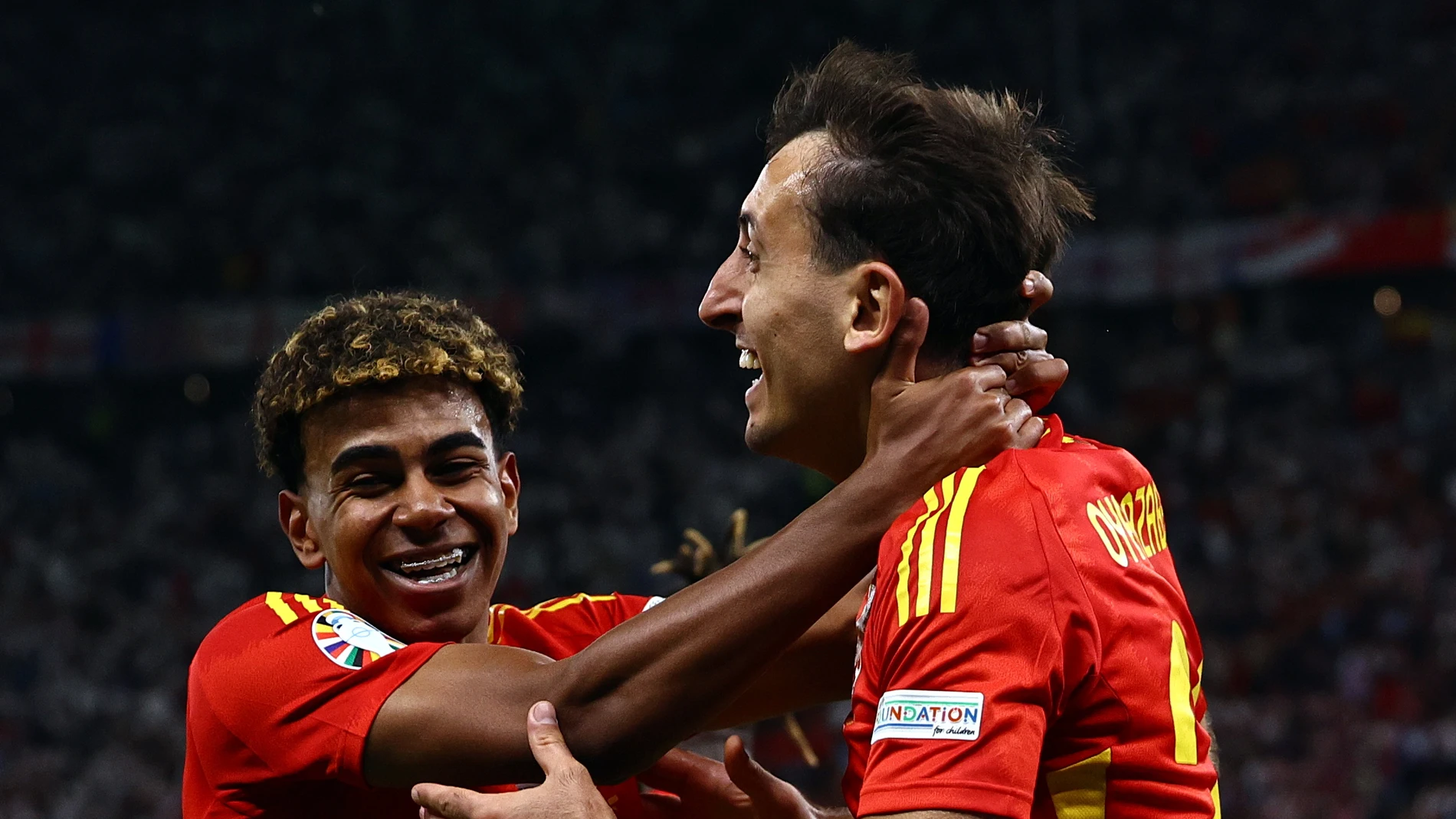 Berlin (Germany), 14/07/2024.- Mikel Oyarzabal of Spain (R) celebrates scoring the 2-1 with Lamine Yamal during the UEFA EURO 2024 final soccer match between Spain and England, in Berlin, Germany, 14 July 2024. (Alemania, España) EFE/EPA/FILIP SINGER