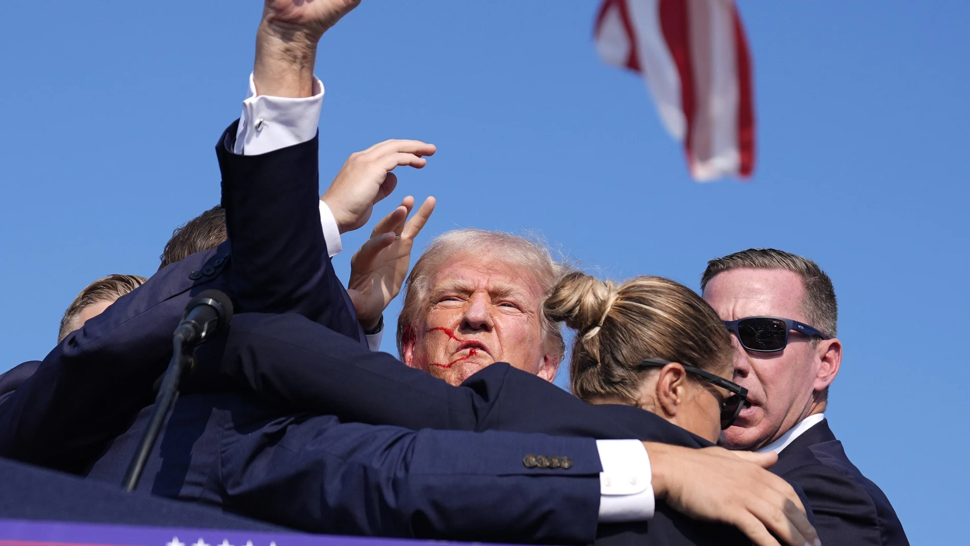 Trump levanta el puño con la cara ensangrentada