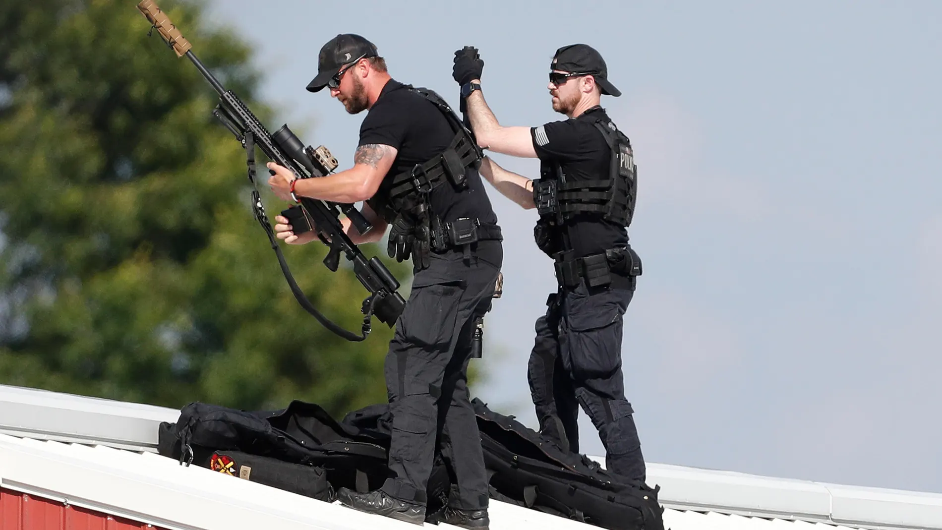 Butler (United States), 13/07/2024.- Law enforcement snipers set up before the arrival of former president Trump on a rooftop overlooking a campaign rally at the Butler Farm Show Inc. in Butler, Pennsylvania, USA, 13 July 2024. During the campaign rally Trump was rushed off stage by secret service after a shooting. Former US President Donald Trump stated on social media that a bullet pierced the upper part of his right ear and that a person attending the rally was killed, another was injured ...