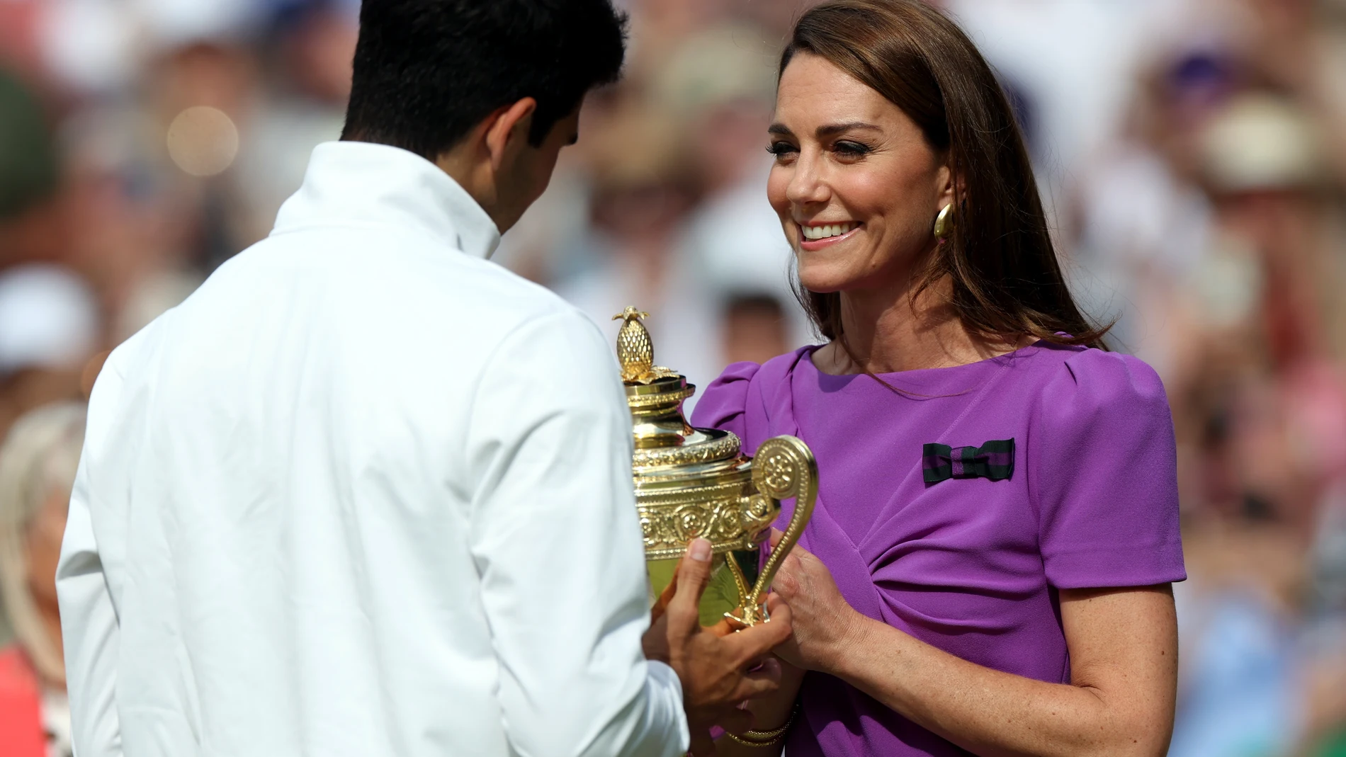Wimbledon (United Kingdom), 14/07/2024.- Carlos Alcaraz of Spain (L) receives the trophy from Britain's Catherine, Princess of Wales after winning the Men's final against Novak Djokovic of Serbia at the Wimbledon Championships, Wimbledon, Britain, 14 July 2024. (Tenis, Princesa de Gales, España, Reino Unido) EFE/EPA/NEIL HALL EDITORIAL USE ONLY