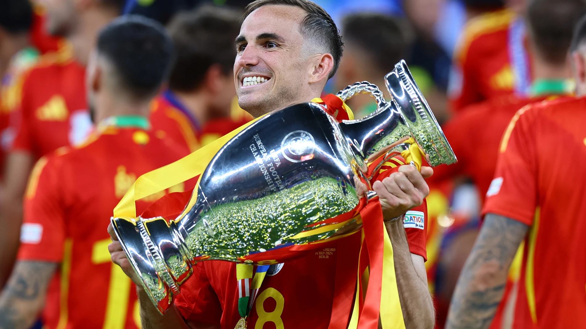 Berlin (Germany), 14/07/2024.- Fabian Ruiz of Spain celebrates wth the trophy after winning the UEFA EURO 2024 final soccer match between Spain and England, in Berlin, Germany, 14 July 2024. (Alemania, España) EFE/EPA/FILIP SINGER