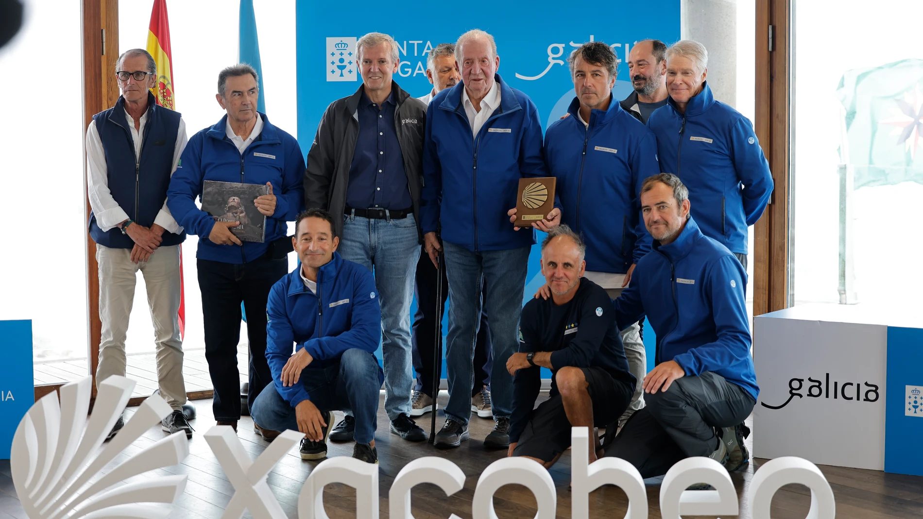 Don Juan Carlos recibe junto a su tripulación el premio de la prueba de 6 metros del Trofeo Xacobeo