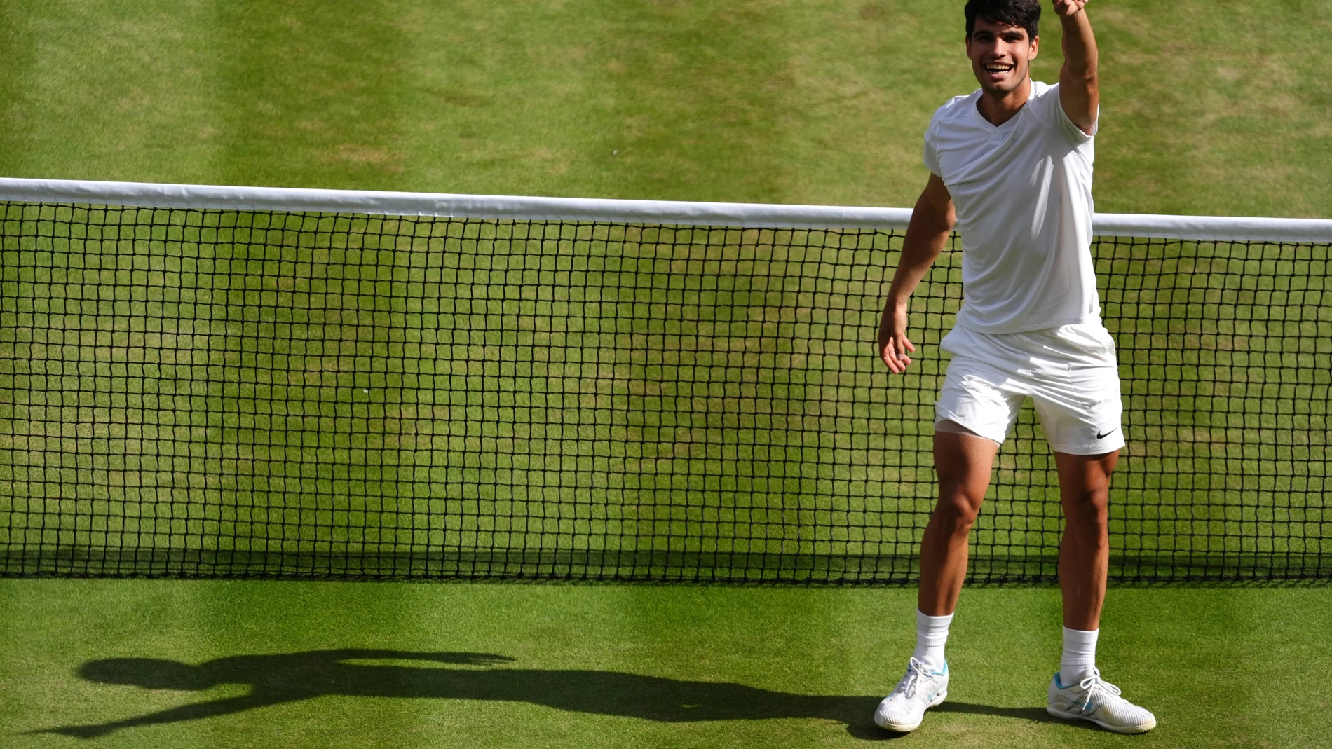 14 July 2024, United Kingdom, London: Spanish tennis player Carlos Alcaraz celebrates beating Serbia's Novak Djokovic during their men's singles final tennis match on day fourteen of the 2024 Wimbledon Championships at the All England Lawn Tennis and Croquet Club. Photo: John Walton/PA Wire/dpa 14/07/2024 ONLY FOR USE IN SPAIN