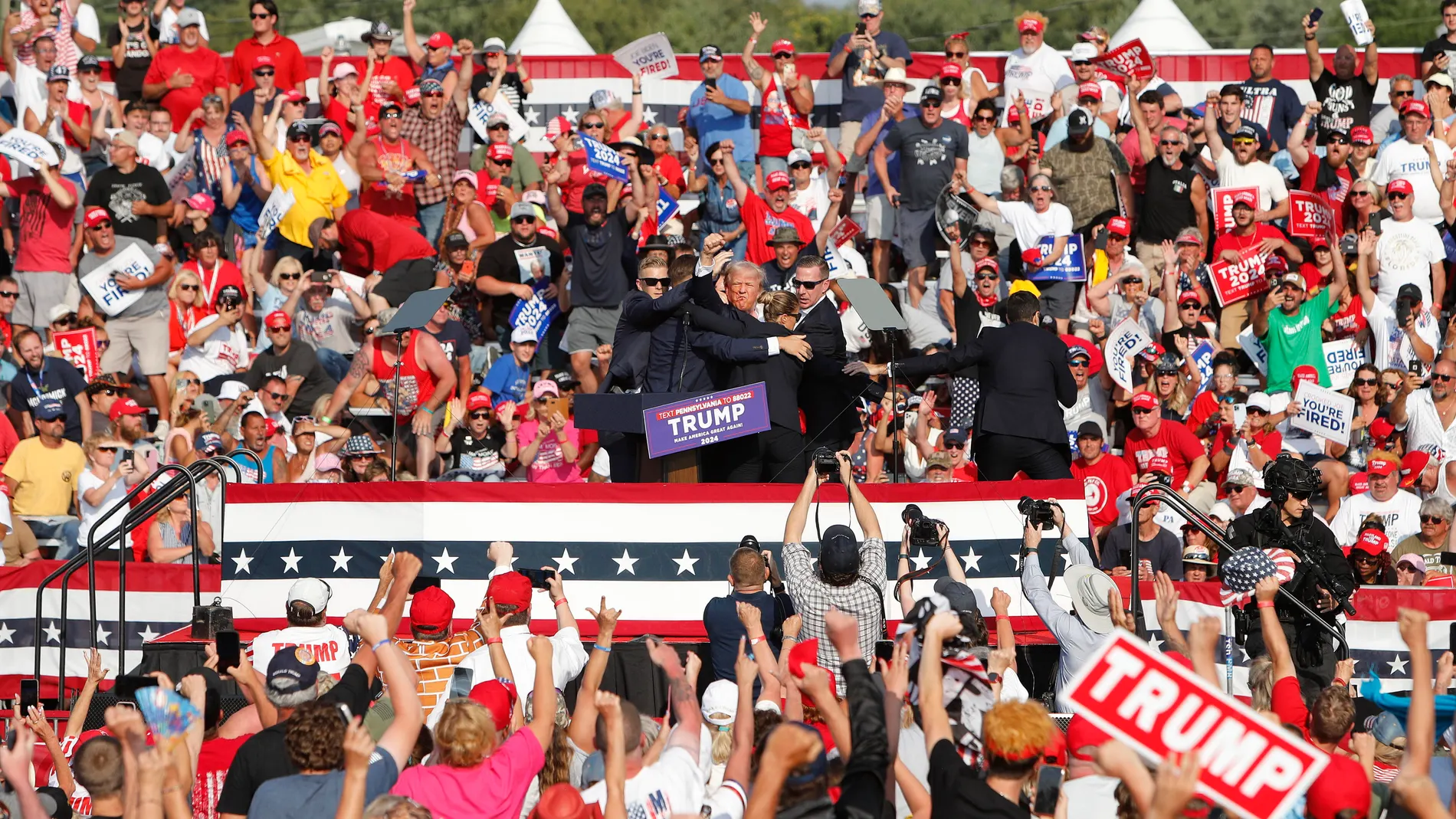 -FOTODELDÍA- EA7130. BUTLER (ESTADOS UNIDOS), 13/07/2024.- El ex presidente estadounidense Donald Trump es sacado del escenario por el Servicio Secreto tras un incidente durante un mitin de campaña este sábado, en el Butler Farm Show Inc. en Butler, Pensilvania (Estados Unidos). El tiroteo en el mitin del expresidente Donald Trump (2017-2021) está siendo investigado como un intento de asesinato, según informaciones publicadas en medios citando a información proporcionada por las fuerzas de se...