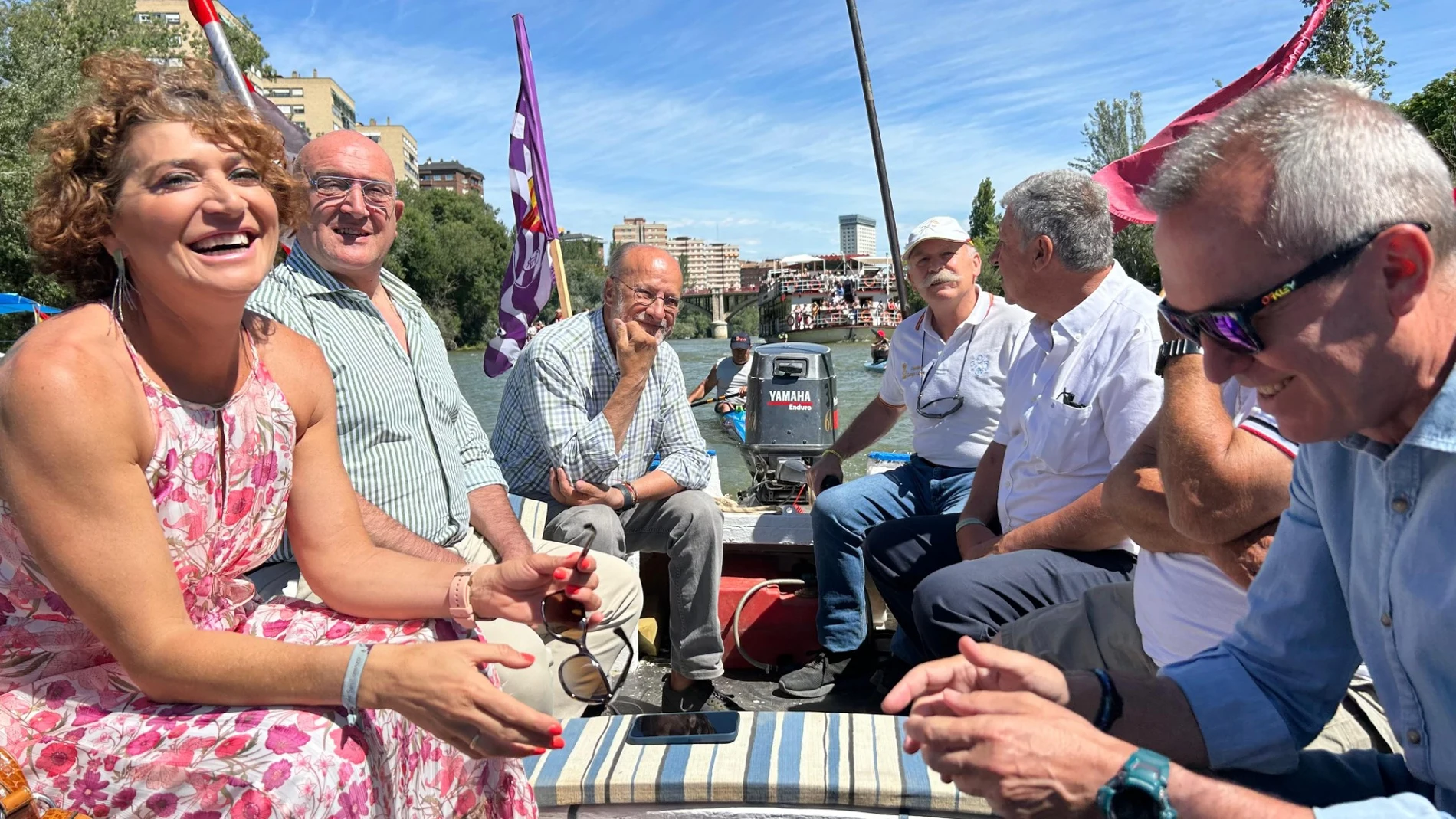 El alcalde de Valladolid, Jesús Julio Carnero, varios miembros de su equipo y el exregidor Javier León de la Riva, en la procesión fluvial de la Virgen del Carmen