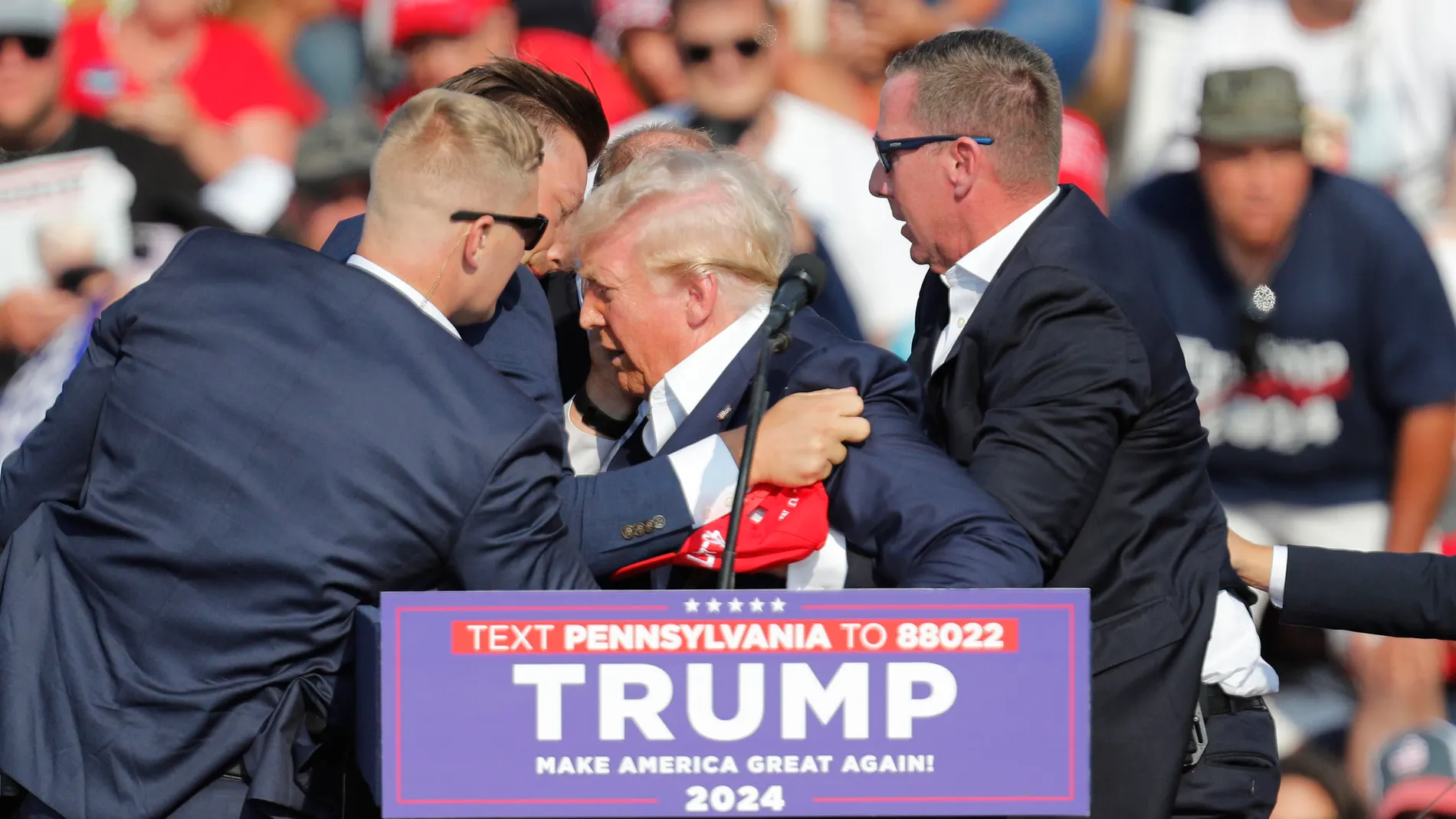 Butler (United States), 13/07/2024.- Former US President Donald Trump is rushed off stage by secret service after an incident during a campaign rally at the Butler Farm Show Inc. in Butler, Pennsylvania, USA, 13 July 2024. According to a statement by a secret service spokesperson 'the former President is safe' and further information on the incident will be released when available. EFE/EPA/DAVID MAXWELL