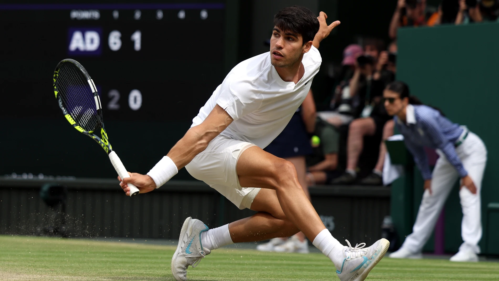 Wimbledon (United Kingdom), 14/07/2024.- Carlos Alcaraz of Spain in action during the Men's final against Novak Djokovic of Serbia at the Wimbledon Championships, Wimbledon, Britain, 14 July 2024. (Tenis, España, Reino Unido) EFE/EPA/NEIL HALL EDITORIAL USE ONLY