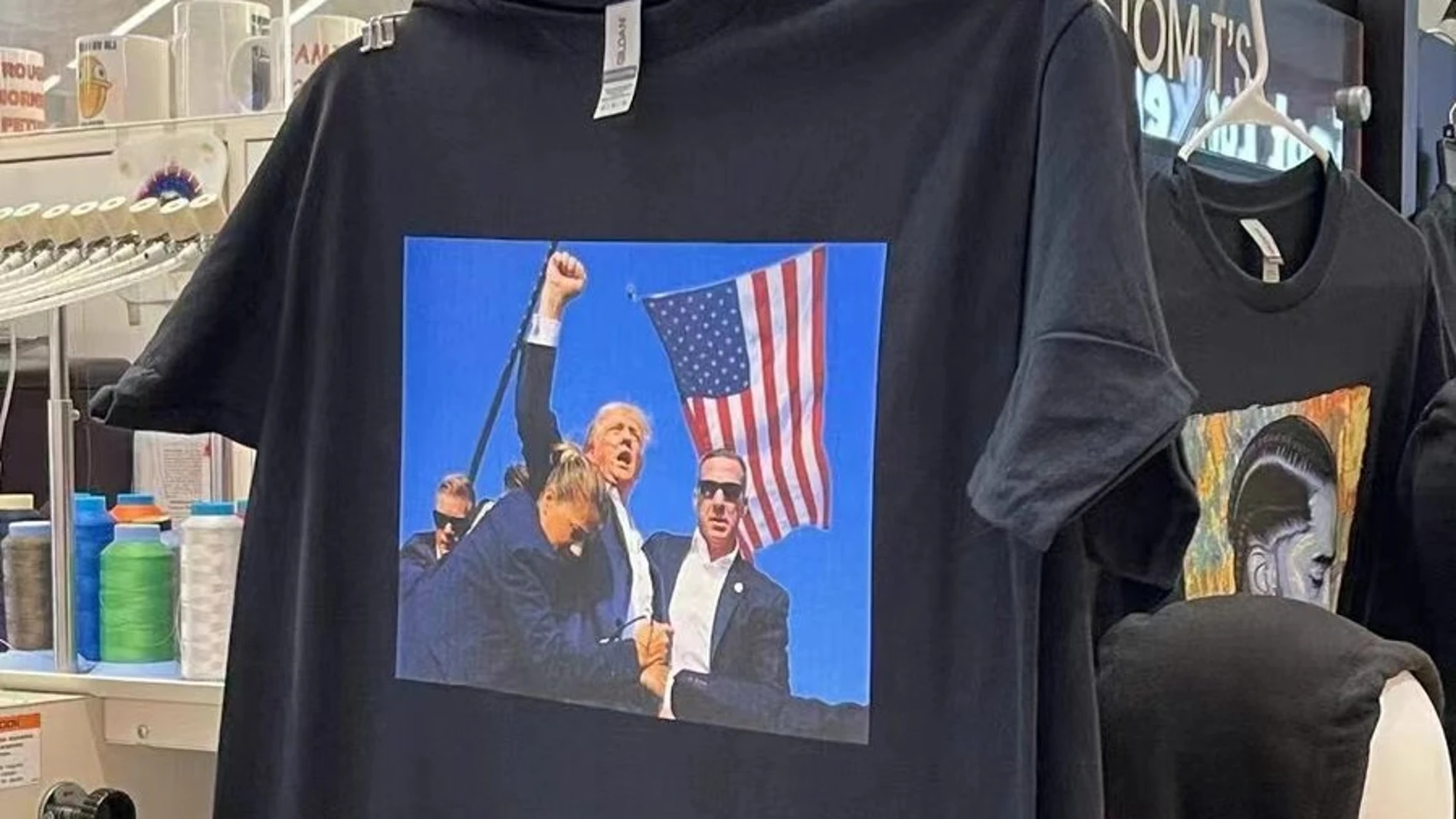 Imagen de una tienda que ya vende las camisetas