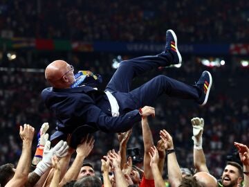 Luis de la Fuente, manteado por sus jugadores