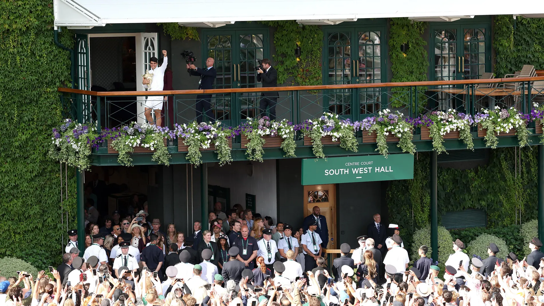 Wimbledon (United Kingdom), 14/07/2024.- Carlos Alcaraz of Spain holds the trophy and waves to the crowd on the balcony of Centre Court after winning the Men's final against Novak Djokovic of Serbia at the Wimbledon Championships, Wimbledon, Britain, 14 July 2024. (Tenis, España, Reino Unido) EFE/EPA/ADAM VAUGHAN EDITORIAL USE ONLY